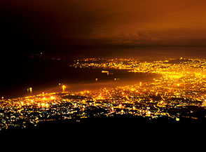 &ldquo;Indimenticabile&ldquo; (la citt&agrave; di Napoli, vista dalla cima del Vesuvio, esplode in un turbinio di fuochi d&rsquo;artifico allo scoccare della mezzanotte del 31/12/2010).