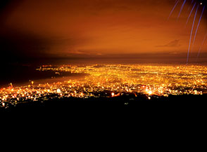 &ldquo;Indimenticabile&ldquo; (la citt&agrave; di Napoli, vista dalla cima del Vesuvio, esplode in un turbinio di fuochi d&rsquo;artifico allo scoccare della mezzanotte del 31/12/2010).