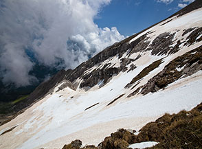 Vista sulle terrazze rocciose del Malecupo dalla Cresta Nord-centrale del Corvo.