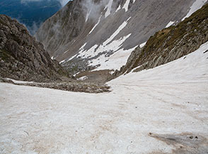 Il ripido canale che dalla Forcella del Mozzone cala nel Fosso del Monte.