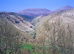 Dalle rovine di Ambrifi ben si delinea il Vallone di Santa Lucia (sulla dx il Monte Calvilli).