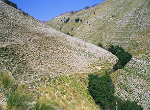 All&rsquo;interno del selvaggio e brullo Vallone di Santa Lucia.