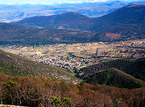 Vista su Collelongo dalla cresta di Colle Colubrica.