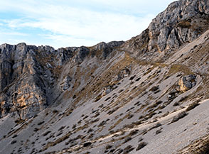 Il sentiero che dalla Forcella Macchia di Taranta cala nella Valle di Taranta.