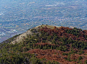 Vista sul colle dell&rsquo;Eremo di San Pietro con alle spalle Sulmona.