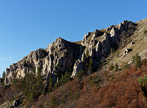 Nuova prospettiva sugli speroni rocciosi che bordano la Cresta Sud-Ovest del Colle dei Cani.