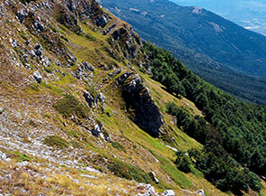 Scorcio sullo scenografico fianco meridionale della cresta a est di Colle Affogato.