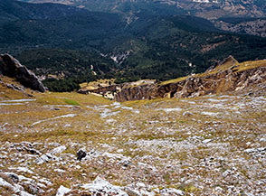 Dalla cima di Colle della Croce affaccio verso sud sul canalone di Coppo Rosso.