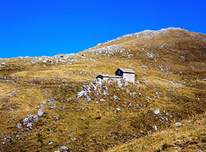 Il Rifugio di Iaccio Grande sperduto in una valletta defilata lungo la dorsale del Morrone.