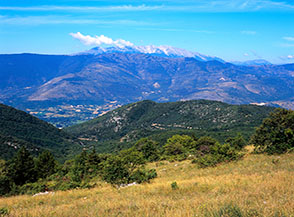 Affaccio sulla Valle Peligna lungo la pista che sale alle Fonti.