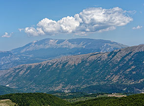 Da Colle del Pelosello: in primo piano la Cresta di Pietra Maggiore e sullo sfondo la dorsale della Majella.
