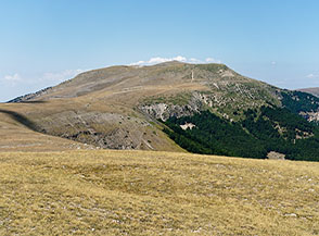 Vista verso Serra Leardi e Monte Genzana dal Colle del Pelosello.