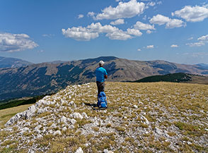 Sulla cima di Colle del Pelosello guardando il Rotella.