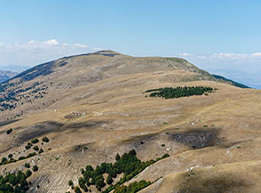 I vasti pascoli di Serra Leradi e sullo sfondo al centro la punta di Monte Genzana, ripresi da Toppe Vurgo.