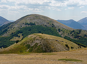 Vista su Serra Sparvera preceduta dal verde colle di Cima Malpasso.