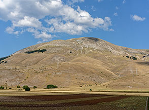 Lo spoglio versante occidentale di Monte Rotella.