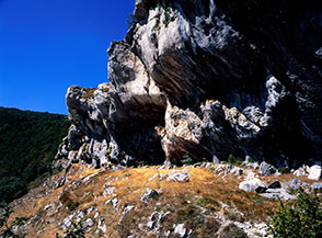 Altro profilo del fantastico muraglione di sbalzi rocciosi sotto Sella del Narciso.