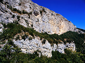 Il lungo terrazzo boschivo che divide in due la strapiombante parte della Tagliata.