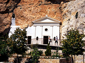 La Cappella di San Giuseppe incastonata nella roccia ai piedi della Tagliata.