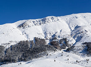 Particolare sui bastioni rocciosi della Cresta Ovest del San Franco impastati di neve.
