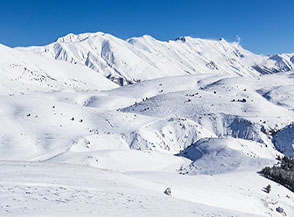Dal Colle Ovindoli un bianco mantello si estende fino alle cime della Cresta Occidentale del Gran Sasso.