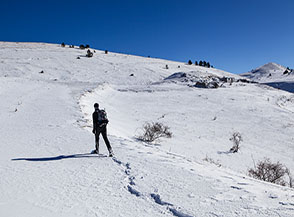 Passi nella neve fresca nei pressi di Case Micantoni, alle pendici dello Stabiata.