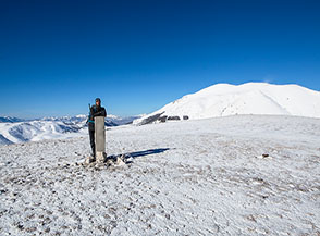 Sulla piatta e ampia cima del Monte Stabiata, sullo sfondo il San Franco.