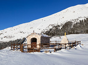 La graziosa cappellina di San Vincenzo nei pressi del Piano di Rotigliano.