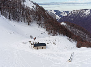 Il Rifugio Maiolica, che prende il nome da un calcare bianco, compatto e ben stratificato molto diffuso nella zona.