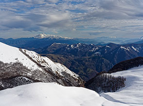 Dalla cresta nei pressi del Colle delle Pozze vista verso il Gran Sasso all&rsquo;orizzonte.