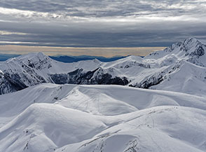 Bianchi riflessi si accavallano tra le creste imbiancate dei monti (visuale compresa tra il Monte Elefante ed il Monte Terminillo all&rsquo;estrema dx).
