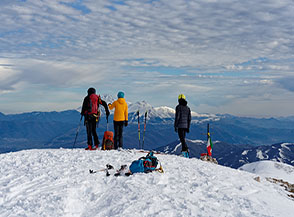 Scrutando l&rsquo;orizzonte sulla cima del Monte di Cambio.