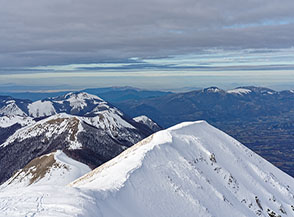 La Cresta Nord-Ovest del Monte di Cambio verso Monte Costa d&rsquo;Acera (sulla sx).