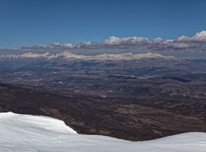 La bianca catena del Gran Sasso si staglia all&rsquo;orizzonte (da Punta Macerola).