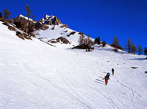 Scialpinisti nei pressi del valichetto sopra la Colonia Alpina di Valle Stretta.
