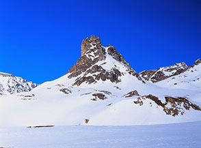 Lo svettante Gran Adritto alla confluenza del Vallone di Chardonnet (a sx) e del Vallone del Desinare (a dx).