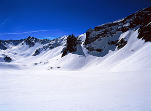 La conca del Lago Bianco, completamente nascosto dalla neve.