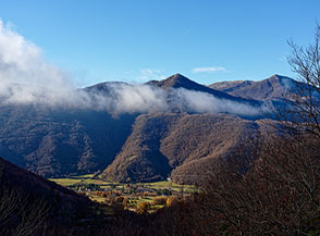 Vista sui verdi campi della Valle di Corno con l&rsquo;acuminato Monte Torrecane di fronte a noi.