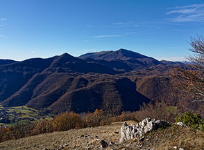 Vista sui Monti del Cicolano, da sx: Monte Torrecane, Monte Nuria (al centro sullo sfondo) e Colle della Fungara.