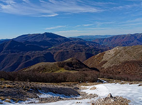 Vista a valle dal crestone di Colle Piano, sotto di noi al centro dell&rsquo;inquadratura Colle del Ghiacccio.
