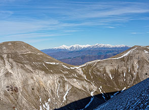 Lungo la salita a Colle Caola la bianca catena della Laga si delinea all&rsquo;orizzonte.