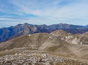 La catena dei Monti Reatini marca l&rsquo;orizzonte, mentre in primo piano al centro abbiamo Colle Caola ed in secondo piano Monte Giano.