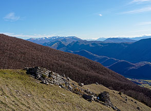 Una delle formazioni rocciose che s&rsquo;incontrano lungo il traverso sul Versante Sud di Colle Renose.