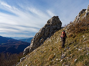 L&rsquo;isolato sperone roccioso che s&rsquo;incontra al termine del traverso dopo Colle Bruciato.