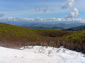 Scorcio a valle dalla lingua di neve terminale ai piedi del Canalone Maiori, un tempo chiamato Majore.