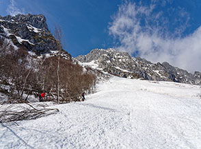 Ai piedi del Canalone Maiori, sulle carte riportata come Valle Inserrata, in veste invernale.