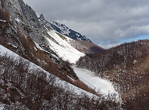 Scorcio ai piedi della catena del Sirente di fianco al Canalone Maiori.