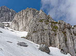 I primi bei pilastri di roccia che s&rsquo;incontrano risalendo il Canalone Maiori.