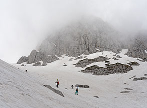 Scialpinisti risalgono il Canalone Maiori nel tratto centrale.