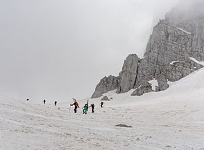 Scialpinisti risalgono il Canalone Maiori nel tratto centrale.